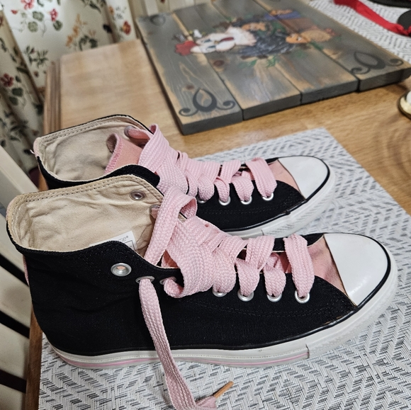 Converse Shoes - Ladies pink and black Converse high tops.👟